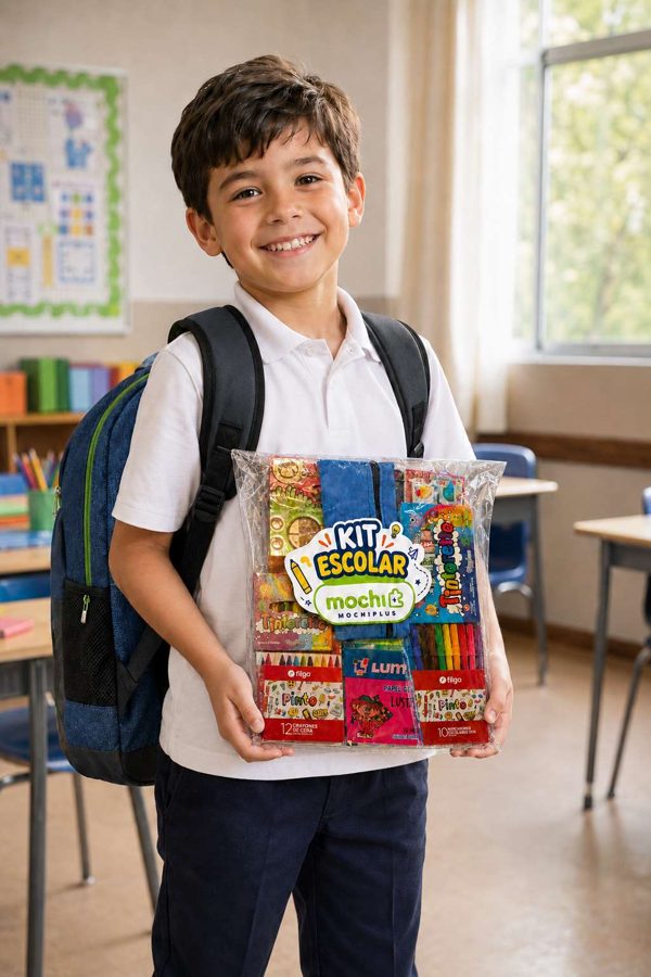Niño con mochila y kit escolar MOCHIPLUS listo para el primer día de clases